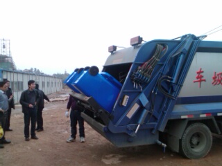 压缩式垃圾车挂桶作业操作