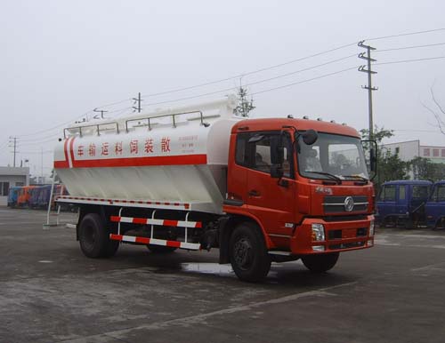 红色版的东风8吨散装饲料运输车