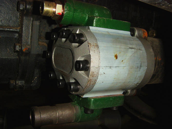  通过取力器带动液压油泵，连接液压阀来实现工作