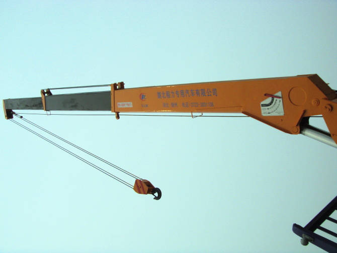 随车吊的起重臂：起重臂是起重时把货物提起的主要装置