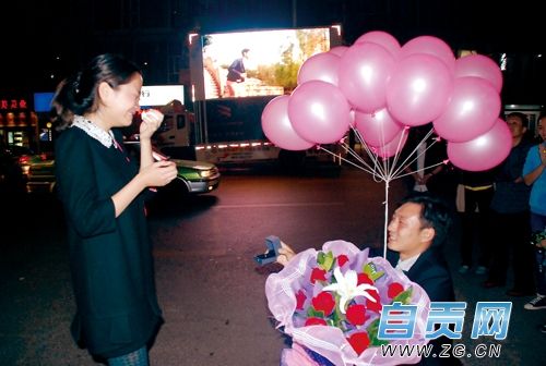 男子花费万元租LED广告车在市区求婚