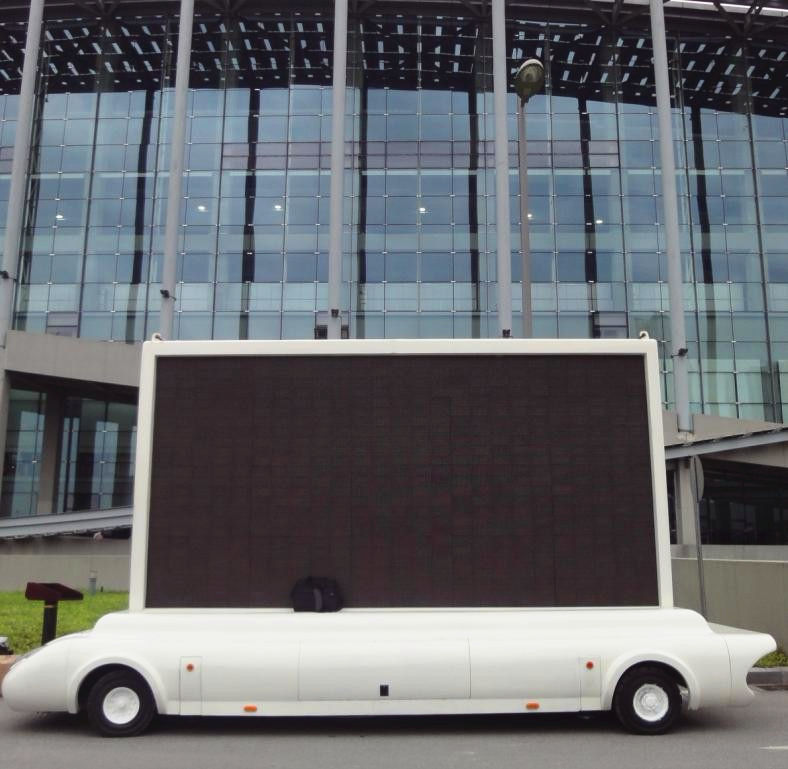 会议现场外的牵引式LED广告车图片