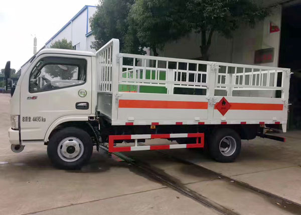 国五1.1吨东风多利卡4米气瓶运输车